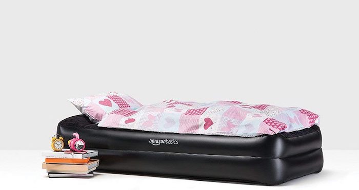 AmazonBasics: Aufblasbares Bett mit integrierter Kissenauflage und Pumpe