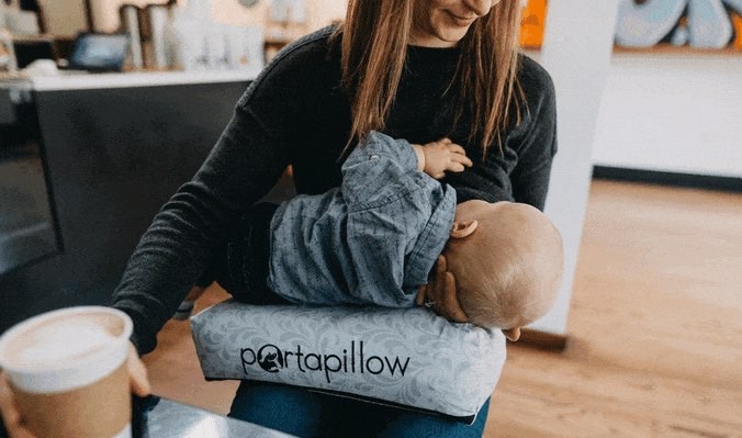 Portapillow: Das aufblasbare Stillkissen für Mütter | unterwegs!