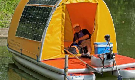 aufblasbares Hausboot schmal mit Solarpanel