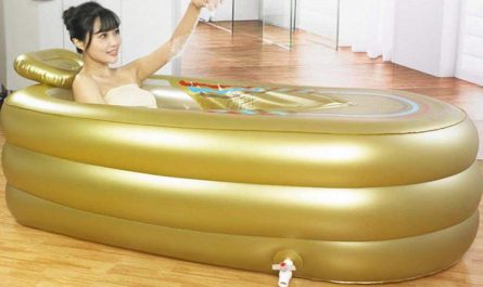 Aufblasbare Badewanne mit Frau in Benutzung