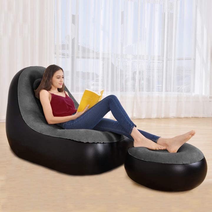WEYFLY-aufblasbarer-Sessel-mit-Fußteil-und-Frau