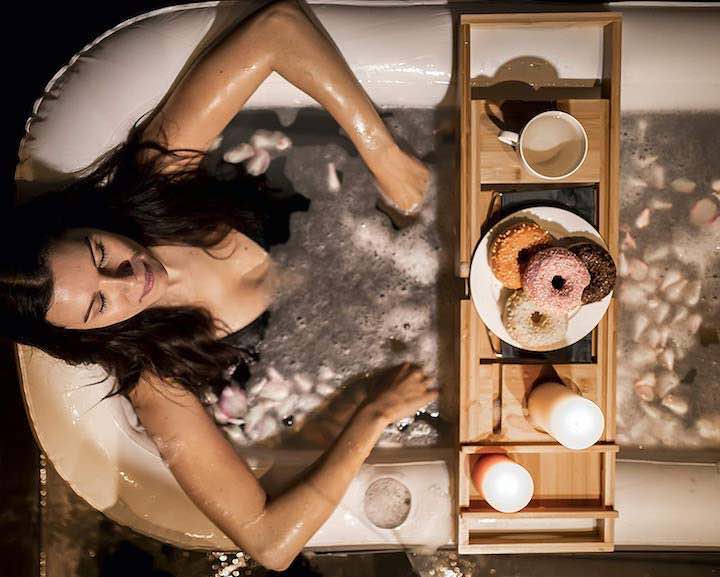 Frau-entspannt-mit-Kerzen-in-Tubble-Badewanne