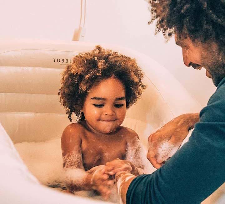 Kind-wird-in-Tubble-aufblasbare-Badewanne-gebadet