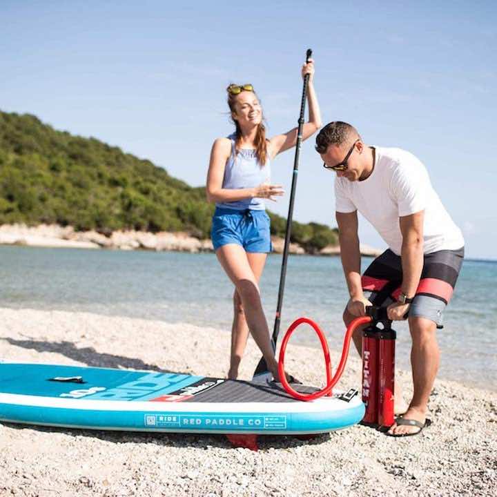 Red-Paddle-Co-SUP-aufpumpen-am-Strand