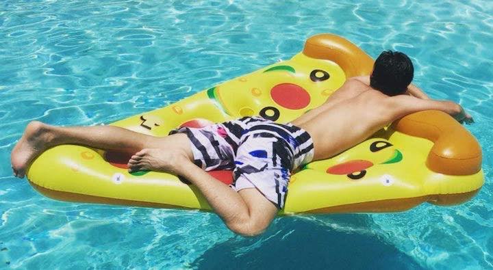 aufblasbares-Pizza-Stueck-im-Pool-mit-Mann
