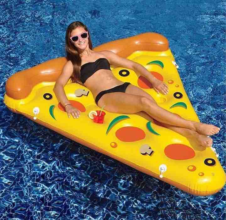 aufblasbares-Pizza-Stueck-mit-Frau-und-Getraenk