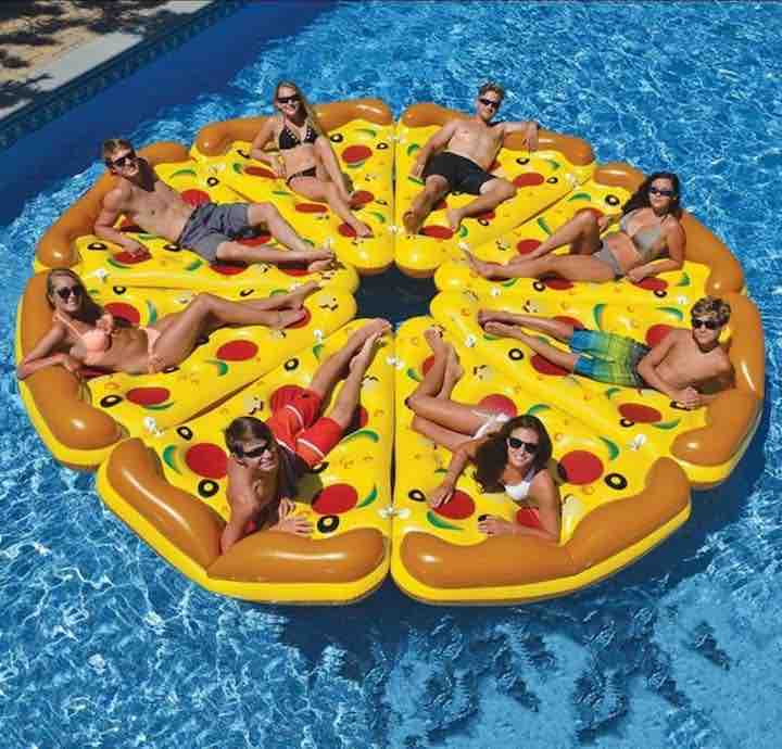 viele-Pizza-Stuecke-zusammen-im-Pool