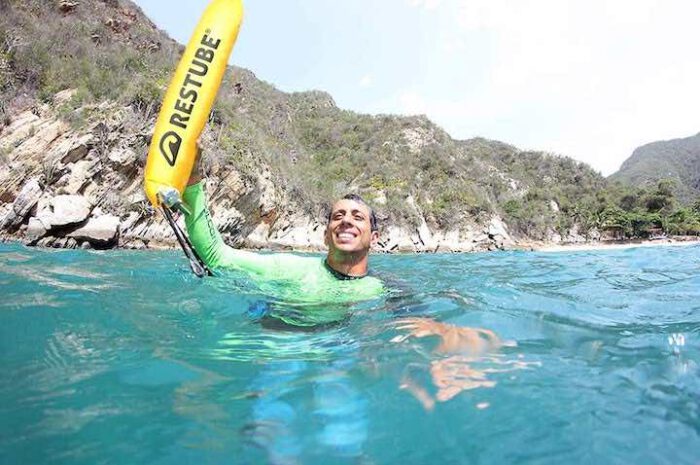 Restube Classic: Selbstaufblasende Boje für Sicherheit im Wasser