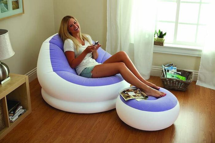 Aufblasbarer Lounge Sessel von Intex: Mit praktischem Fußteil