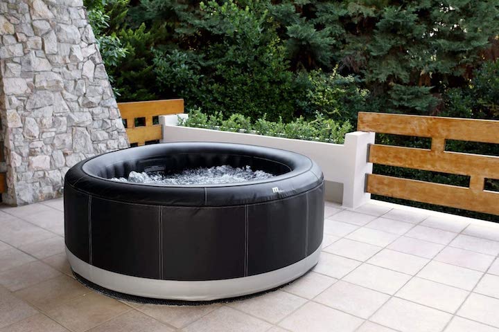 Aufblasbarer-XXXL-Whirlpool-aufgebaut-auf-Terrasse