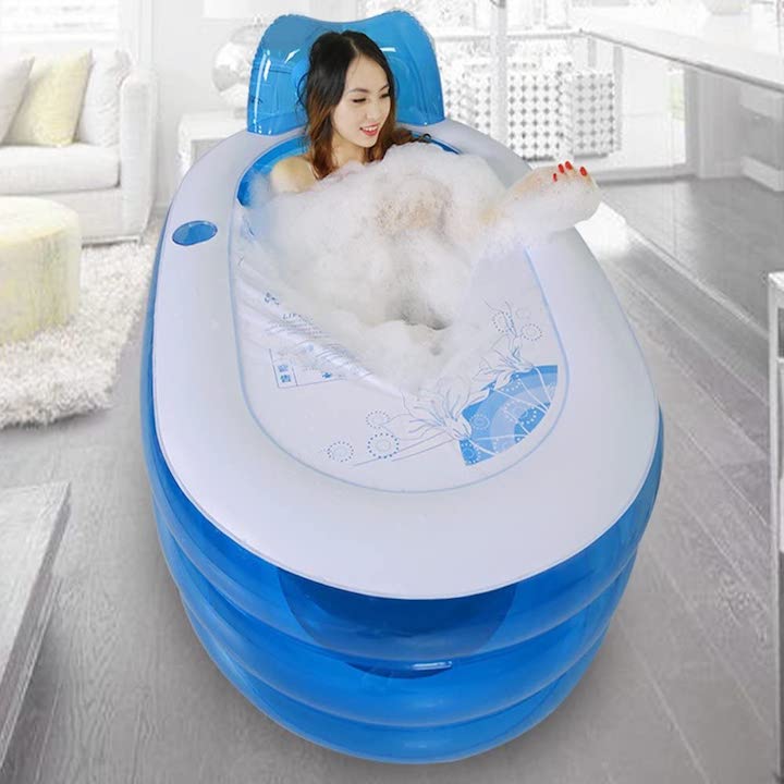 Bathtub-aufblasbare-Badewanne-von-Frau-genutzt