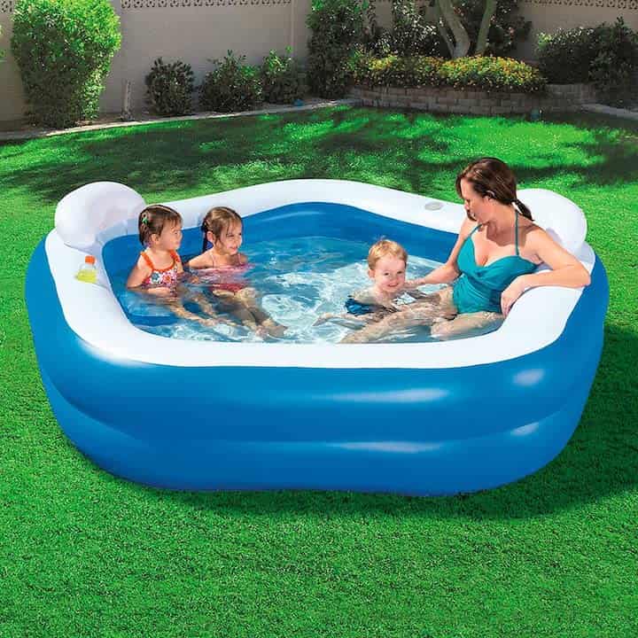 Bestway-Family-Pool-mit-Kindern-und-Frau-im-Garten