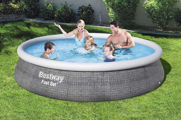 Bestway-Pool-in-Rattanoptik-mit-Familie-im-Garten