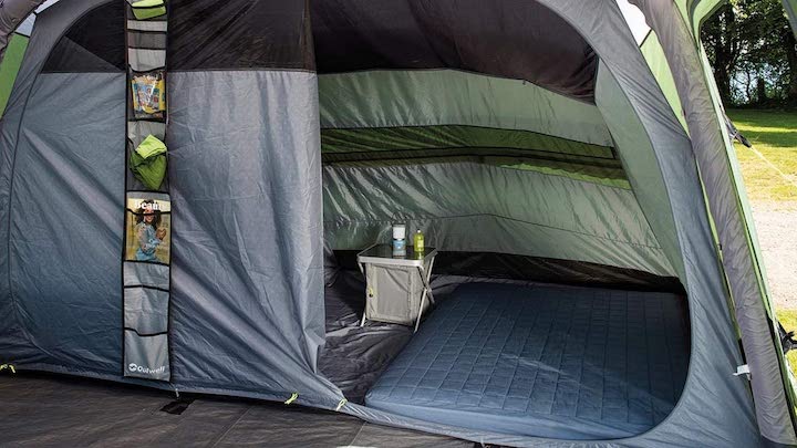 Geraumige-Schlafkabine-und-Aufbewahrungstaschen-am-Zelt