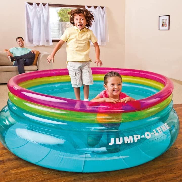 Intex-Jump-O-Lene-aufblasbares-Trampolin-im-Wohnzimmer