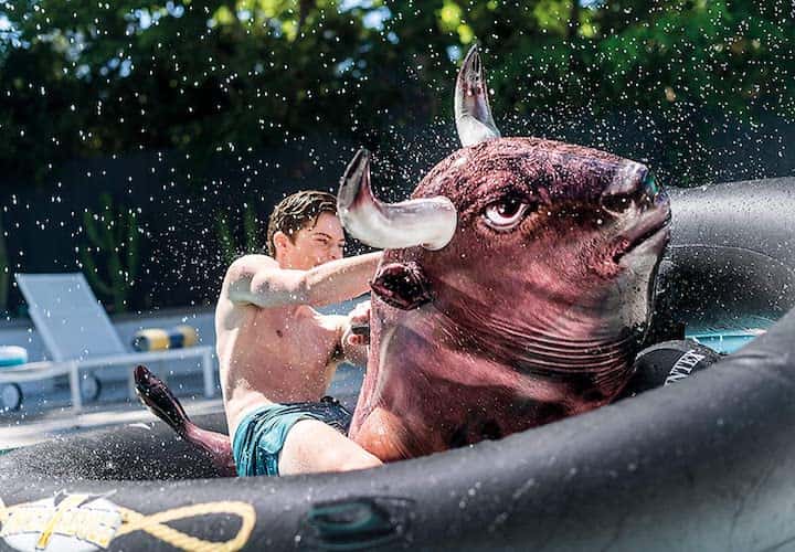 Mann-reitet-auf-Inflatebull