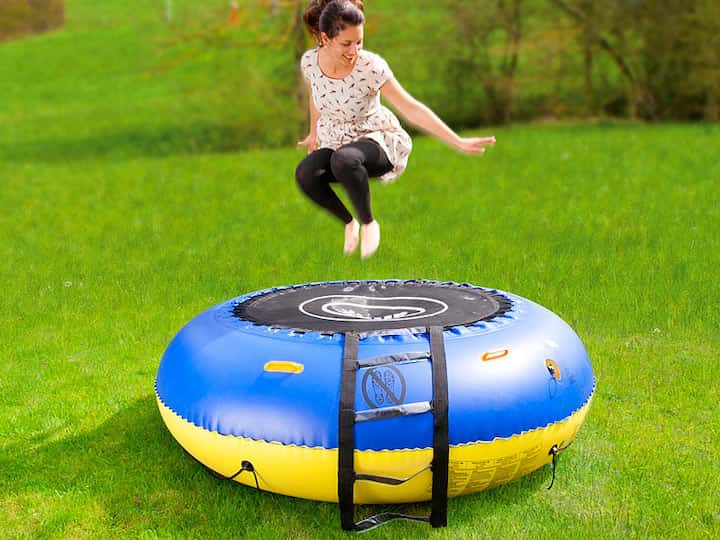 infactory-Wassertrampolin-auf-dem-Rasen-mit-Frau