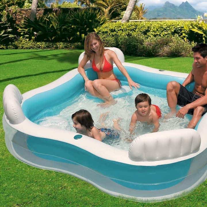 Intex-Kinderpool-mit-Familie-im-Garten