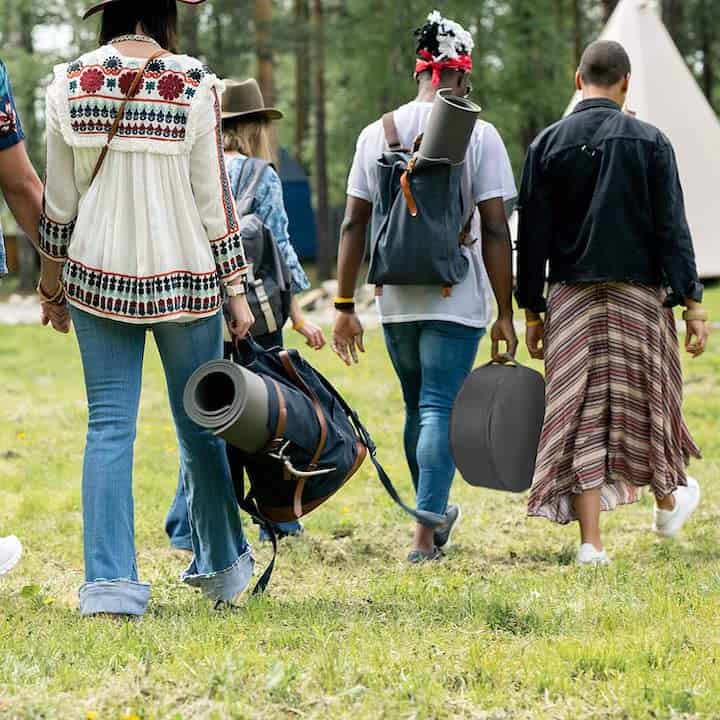 Mann-trägt-Pouf-von-Relaxdays