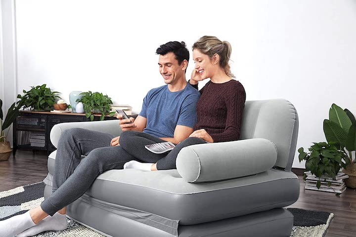 aufblasbares-Sofa-mit-Paar-in-Wohnzimmer