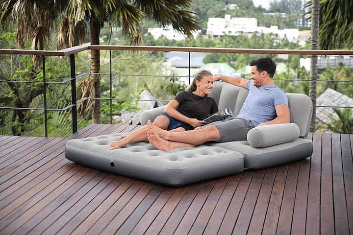 aufblasbares-Sofa-von-Bestway-auf-Terrasse-mit-Paar