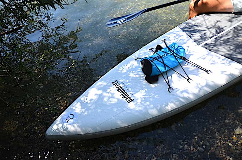 Paddelbrett-mit-Drybag-im-Gepaecknetz