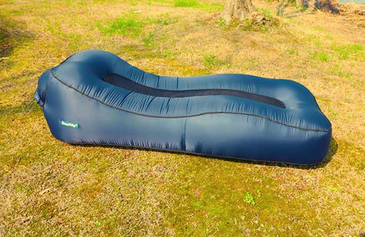 AirLounger-auf-Gras-im-Park-Kopie