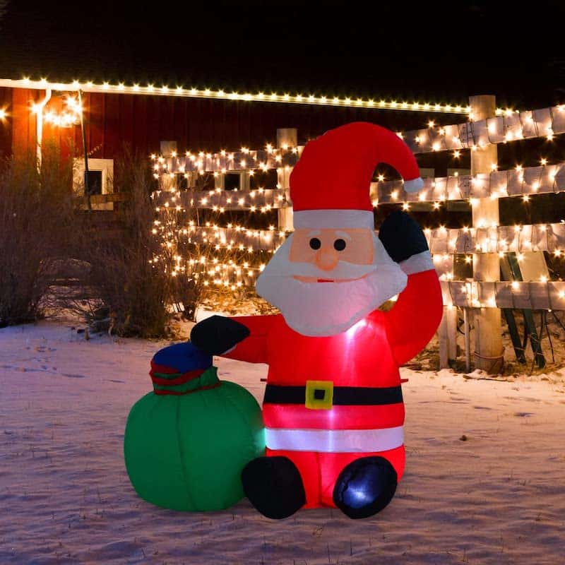 Aufblasbarer-Weihnachtsmann-mit-LED-Beleuchtung-steht-im-Garten