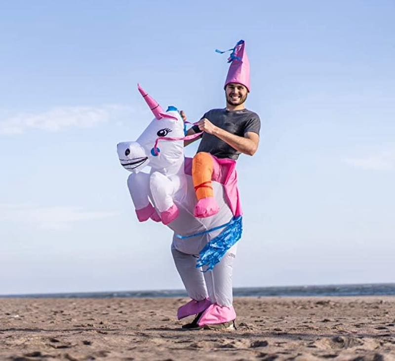 Mann-in-Einhorn-Kostuem-am-Strand