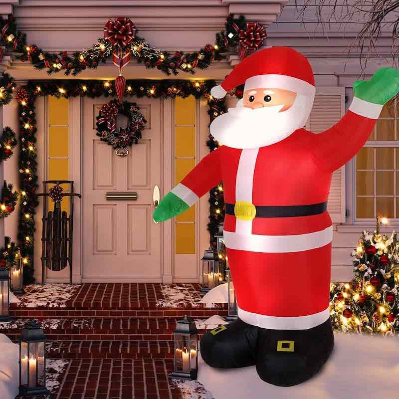Winkender-Weihnachtsmann-als-Deko-vor-dem-Haus