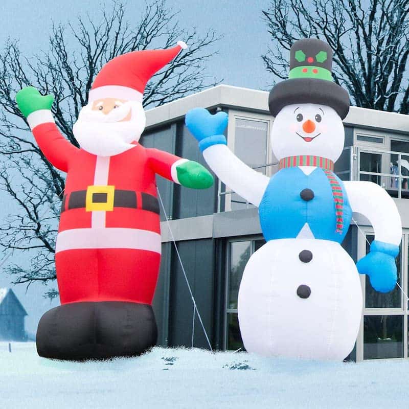 XXL-Weihnachtsmann-aufblasbar-neben-Haus