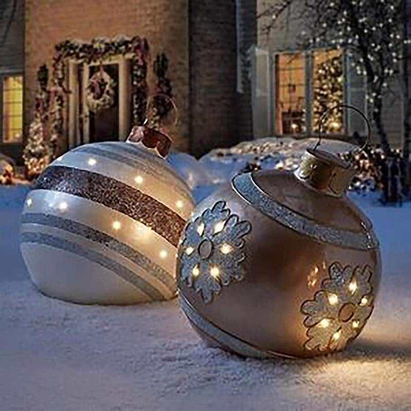 Aufblasbare-Weihnachtskugeln-aussen-im-Schnee