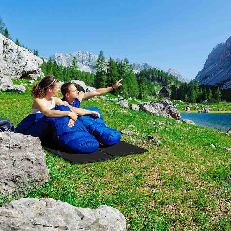 Paar-mit-Alpidex-Isomatte-auf-einer-Wiese