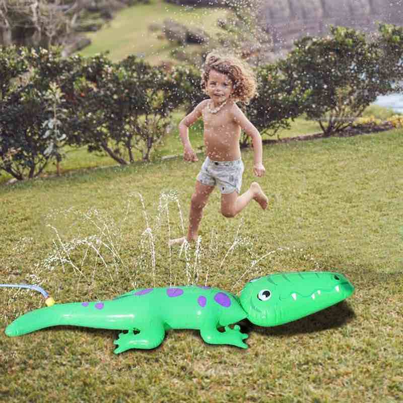 Junge-mit-Sprinkler-Krokodil-im-Garten
