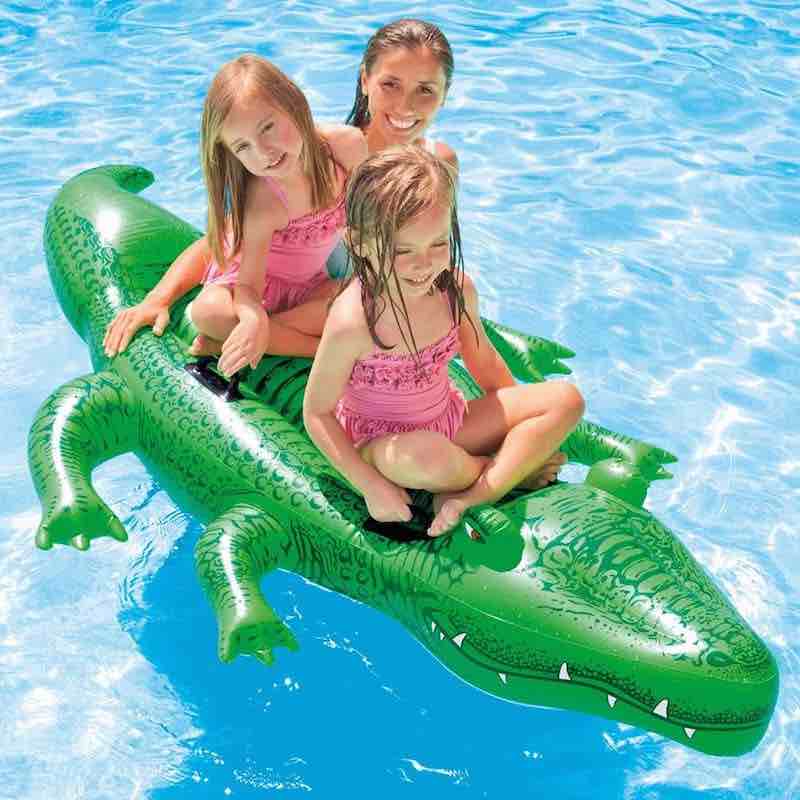 aufblasbares-XL-Krokodil-mit-Kindern-im-Pool